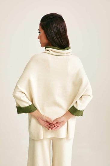 بلوزة بياقة عالية مزدوجة