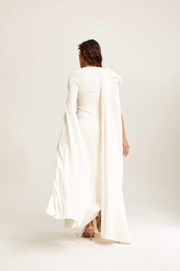 فستان بأكمام كيب مٌزين باللؤلؤ