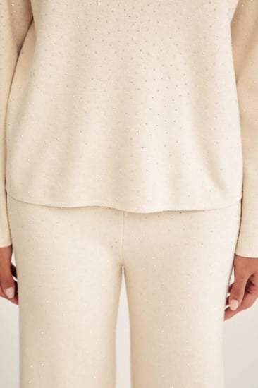 بلوزة بتفاصيل لامعة