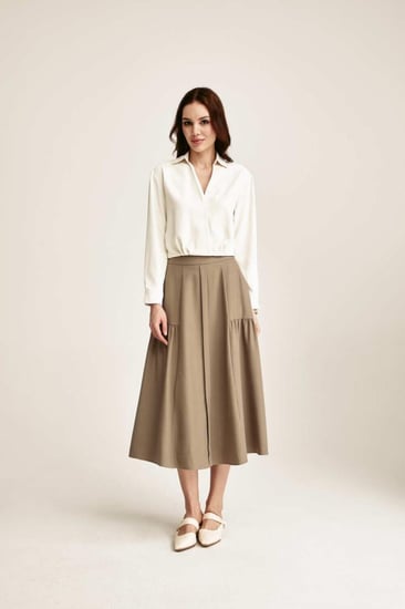 تنورة واسعة بطيات جانبية