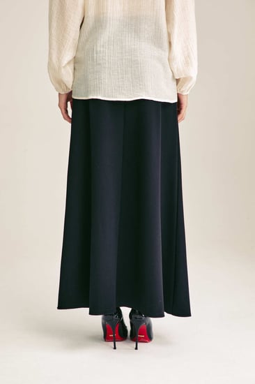 تنورة ماكسي بقصة واسعة