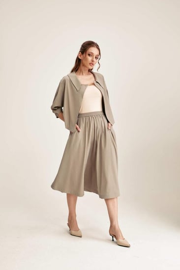 تنورة بجيوب وخصر مطاطي