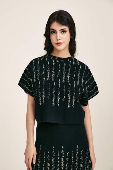 بلوزة بتفاصيل لامعة