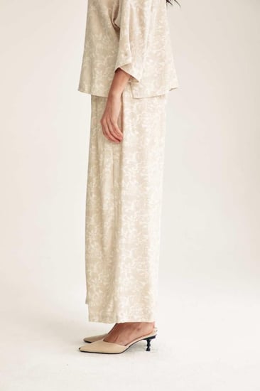 بنطلون مورد بقصة واسعة