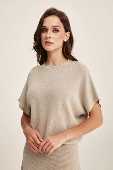 بلوزة لامعة بأكمام قصيرة