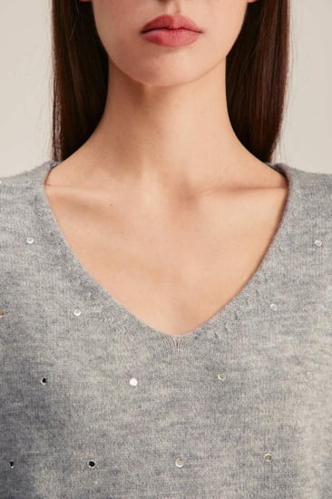 بلوزة محبوكة بتفاصيل لامعة