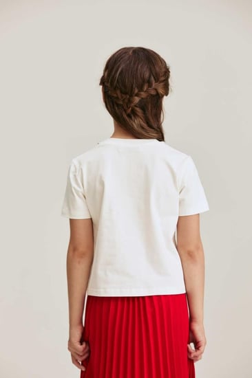 بلوزة بياقة مزينة باللؤلؤ