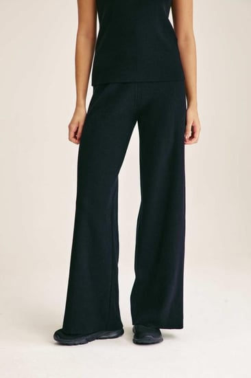 بنطلون محبوك بأرجل واسعة