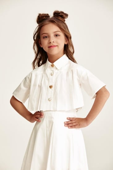 قميص مزين بأزرار لامعة