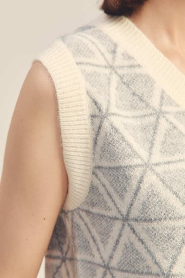 بلوزة بلا أكمـام بنقوش هندسية