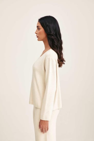 بلوزة بتفاصيل لامعة