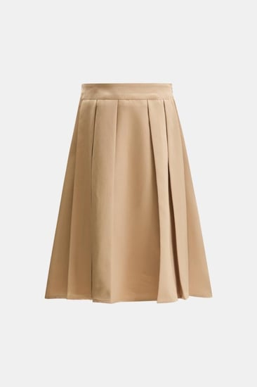 تنورة مزينة بكسرات