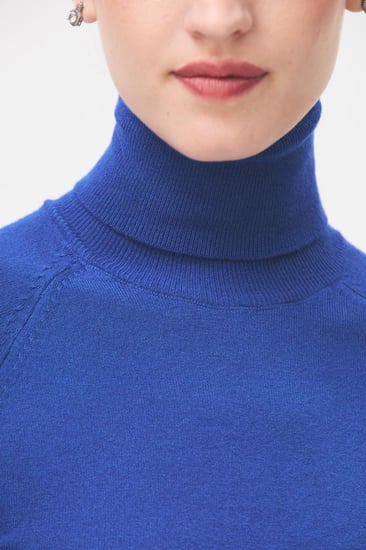 بلوزة بيسك بياقة عالية