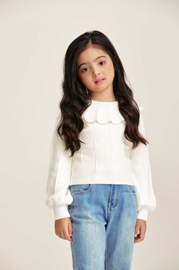 بلوزة محبوكة بياقة كشكش