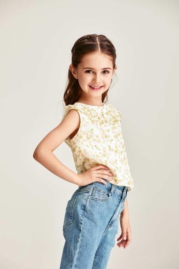 بلوزة موردة بياقة كشكش