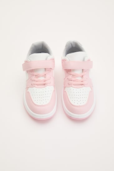 حذاء رياضي بشريط إغلاق