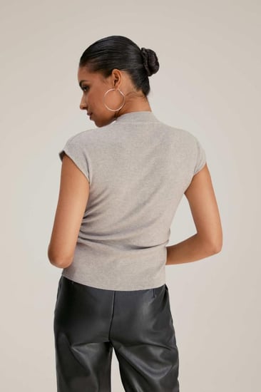 بلوزة محبوكة بتفاصيل مزمومة