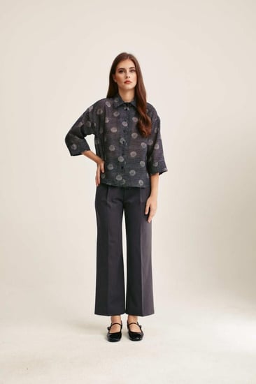 قميص منقط بأكمام متوسطة