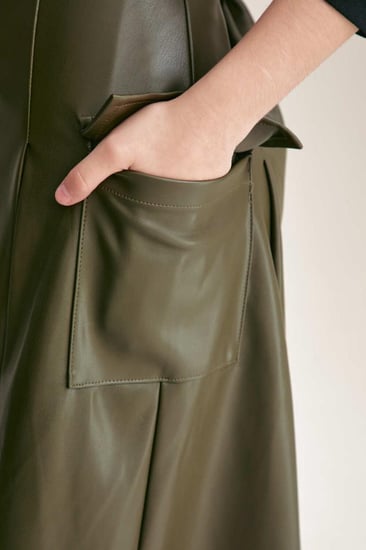 تنورة جلد بجيوب