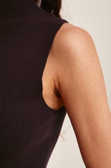 بلوزة محبوكة بلا أكمام