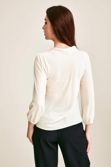 بلوزة بياقة بربطة