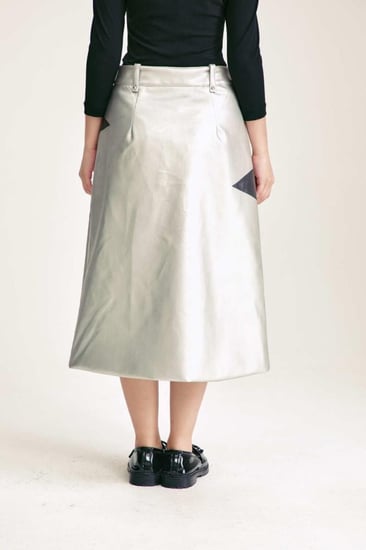 تنورة جلد قصيرة