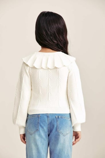 بلوزة محبوكة بياقة كشكش