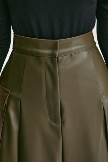 تنورة جلد بجيوب