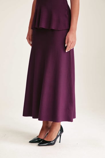 تنورة بقصة واسعة من أسفل