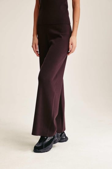 بنطلون محبوك بأرجل واسعة