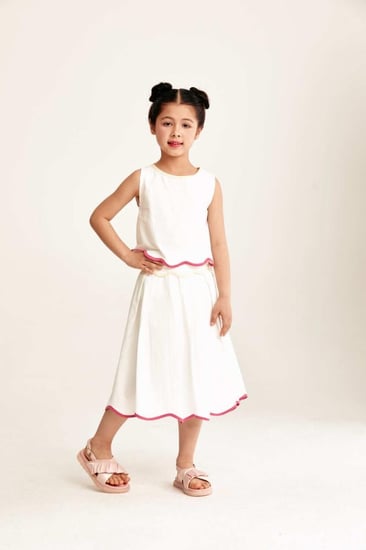 تنورة بكسرات بحواف غير متماثلة