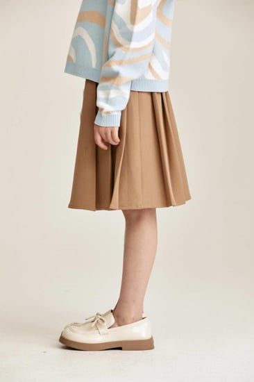 تنورة مُزينة بكسرات جانبية