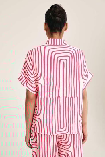 قميص مطبع بأكمام قصيرة