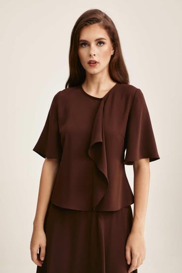 بلوزة بأكمام قصيرة بكشكش