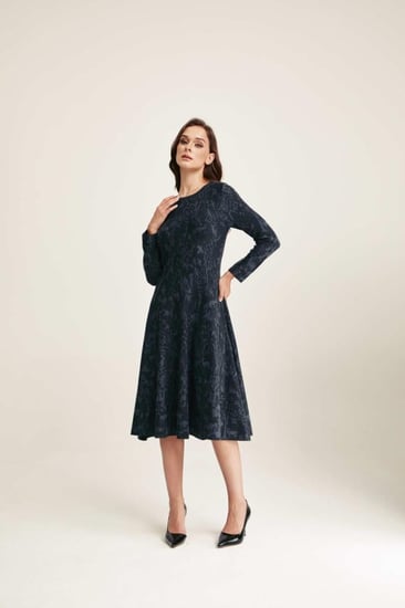 فستان محبوك مزين بنقوش