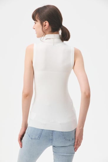 بلوزة بيسك بدون أكمام