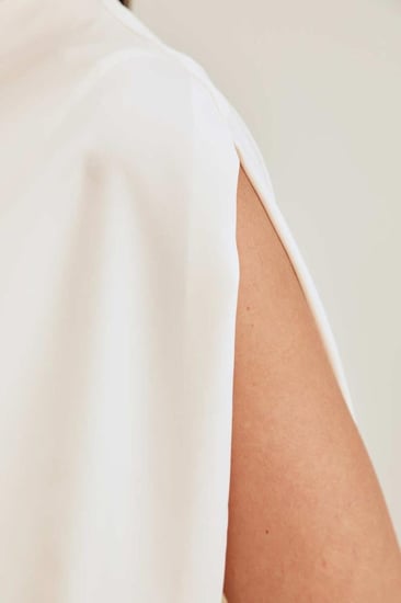 بلوزة واسعة بتفاصيل مزمومة