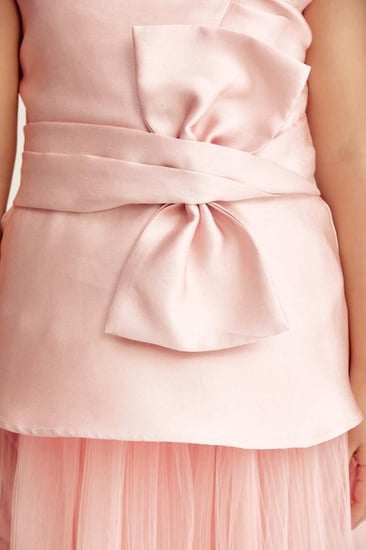 بلوزة بلا أكمام مزينة بفيونكة