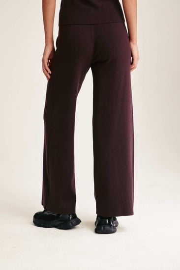 بنطلون محبوك بأرجل واسعة