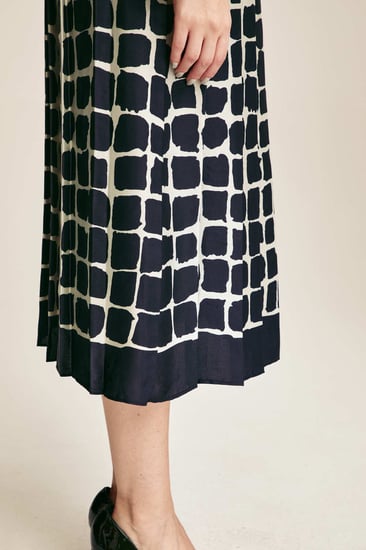 تنورة مطبعة بكسرات