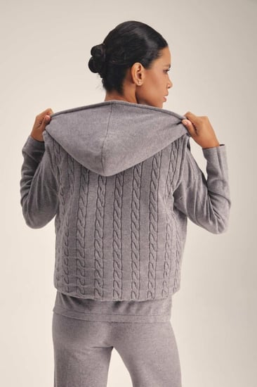 جاكيت محبوك بلا أكمام