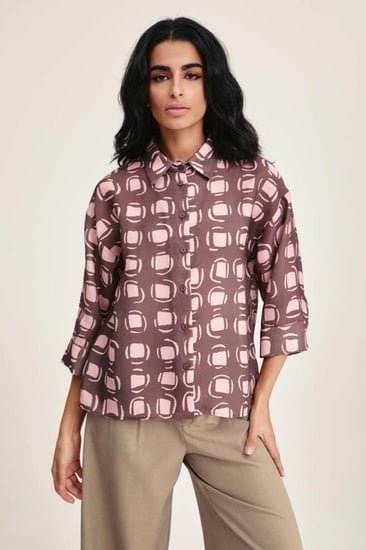 قميص مطبع بأكمام متوسطة