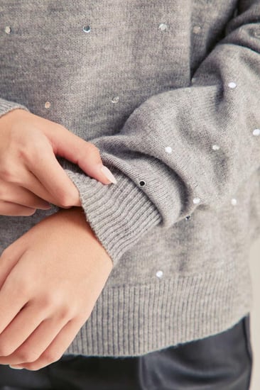 بلوزة محبوكة بتفاصيل لامعة