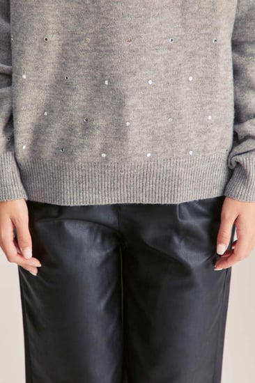 بلوزة محبوكة بتفاصيل لامعة