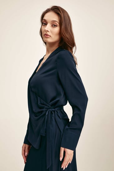 بلوزة لف برباط جانبي