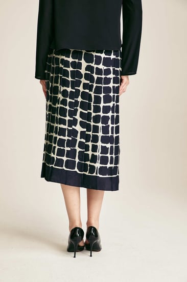 تنورة مطبعة بكسرات