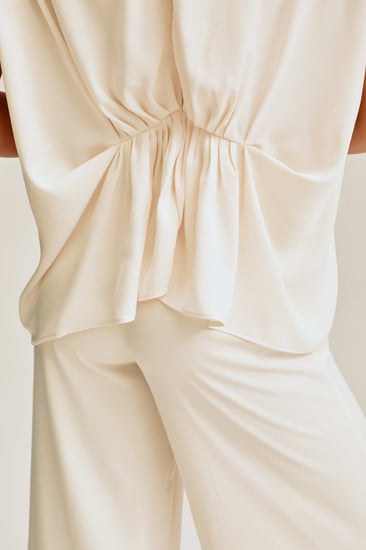 بلوزة واسعة بتفاصيل مزمومة