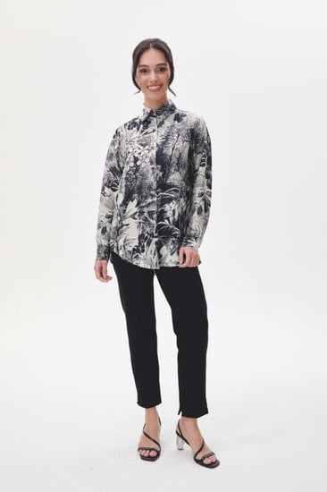 قميص واسع بنقوش موردة