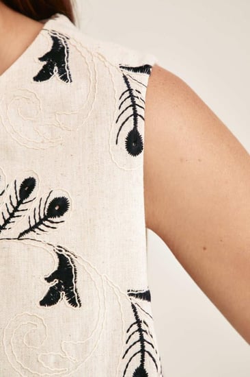 بلوزة مٌطرزة بلا أكمام