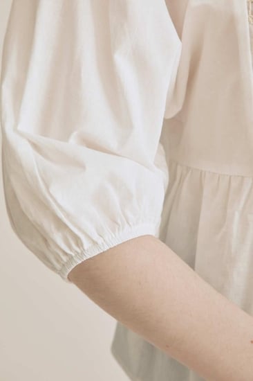 بلوزة مُطرزة بتفاصيل مٌخرمة